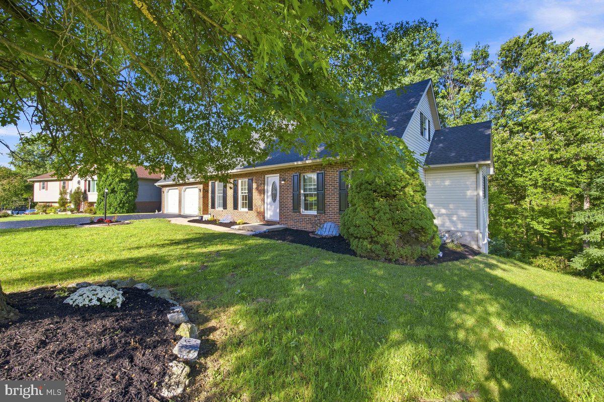 933 REDWOOD LANE