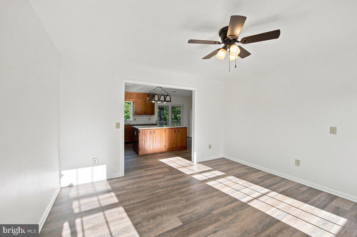 933 REDWOOD LANE