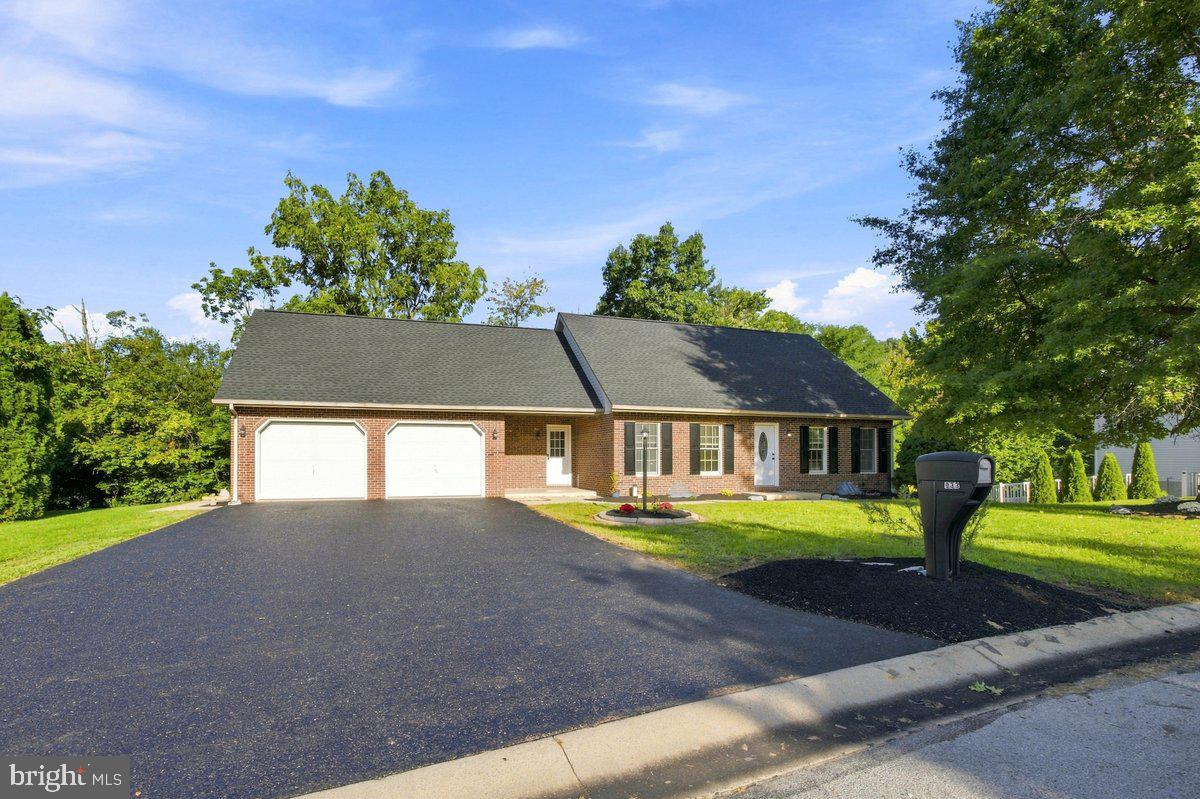 933 REDWOOD LANE