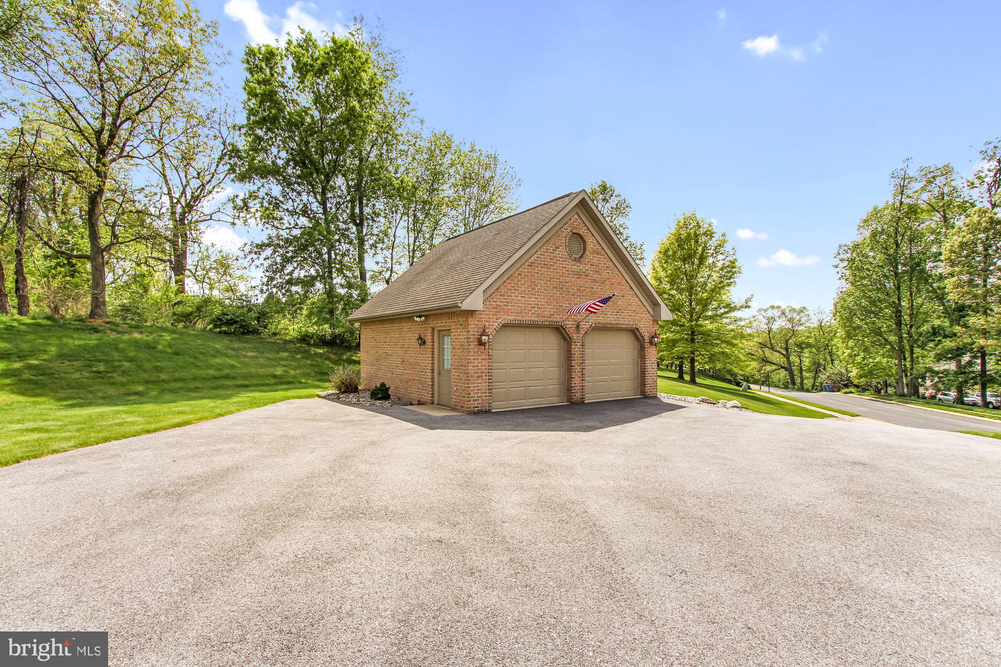 COUNTRY MANOR ESTATES - Residential