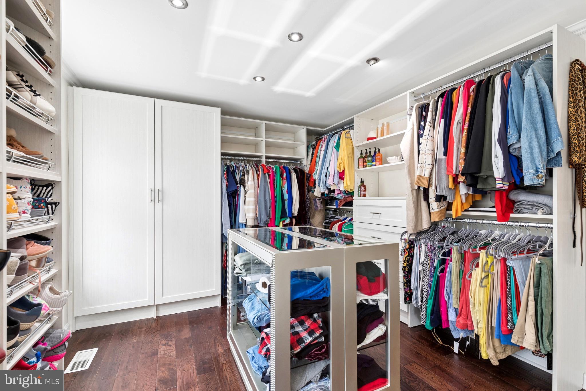 BAY HILLS - Residential