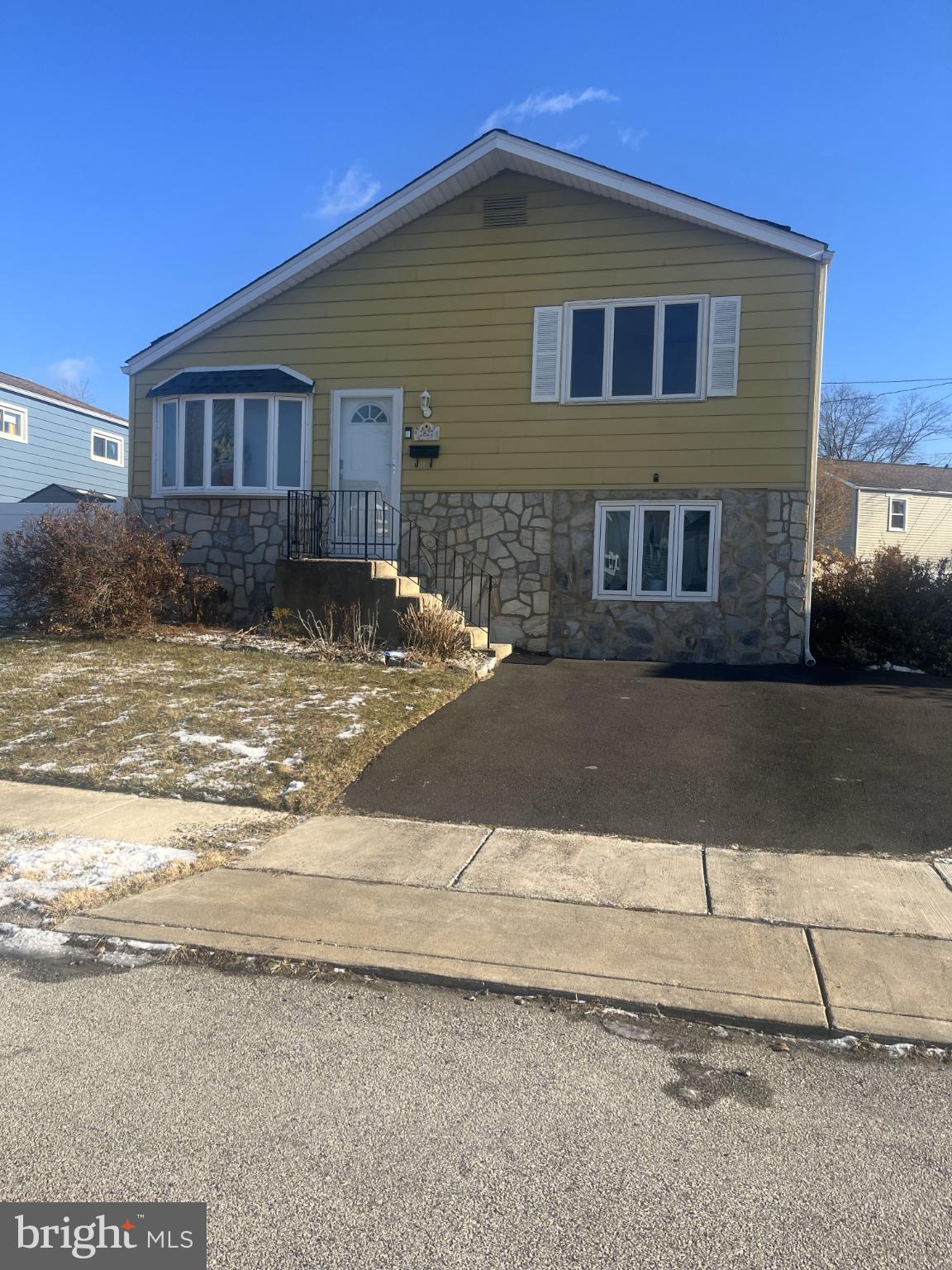 ROSLYN - Residential Lease