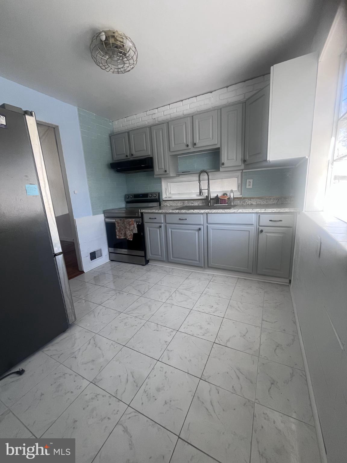 ROSLYN - Residential Lease