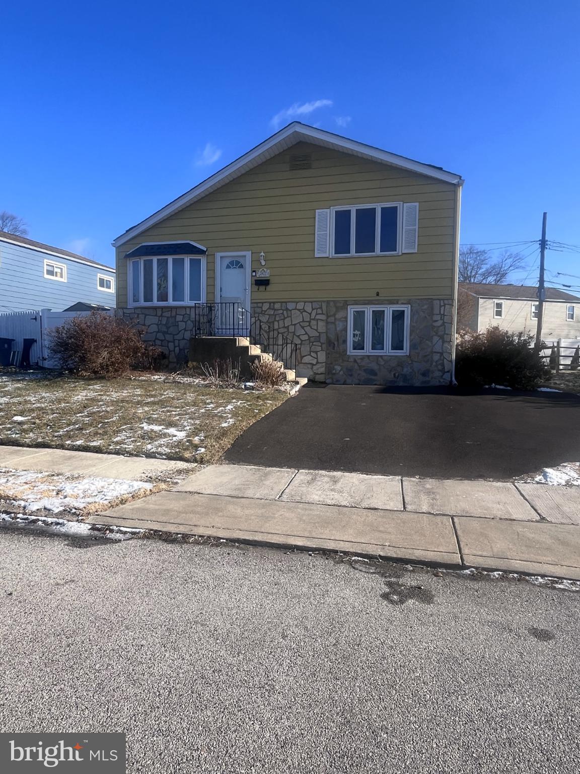 ROSLYN - Residential Lease