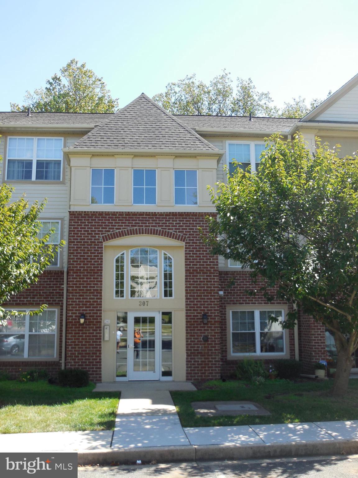 LAURELS CONDO - Residential