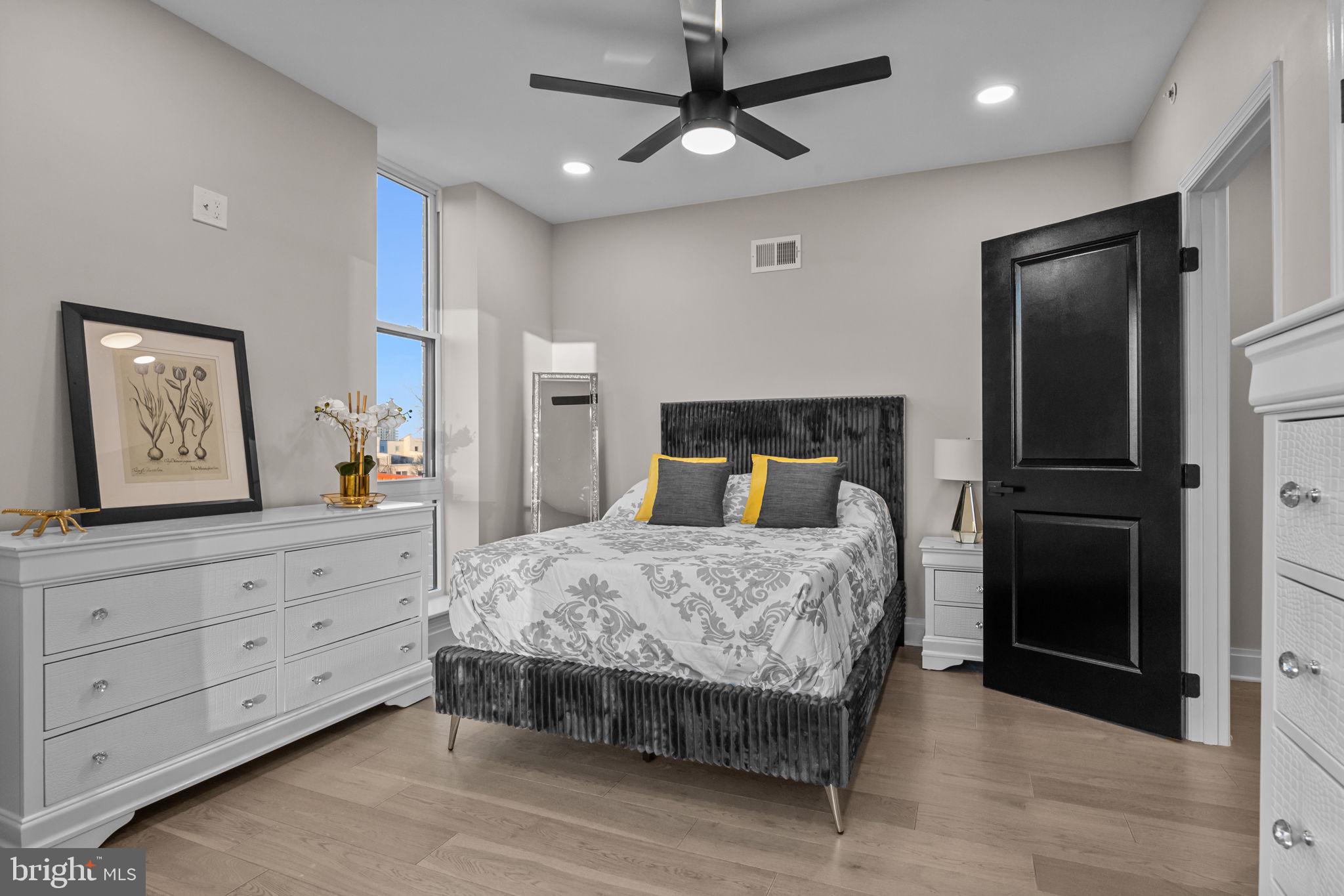 QUEEN VILLAGE - Residential