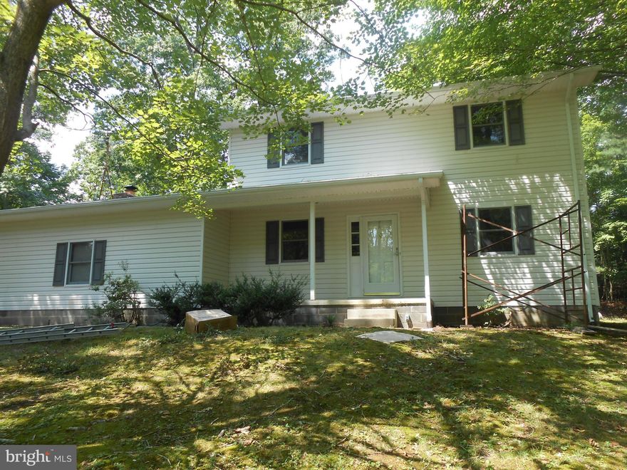 Country living at its best!! Real well kept colonial in Land O Lakes  in Hollywood. 3 bedroom 2.5 bath, fireplace garage, Great family room for entertaining. NO PETS!!