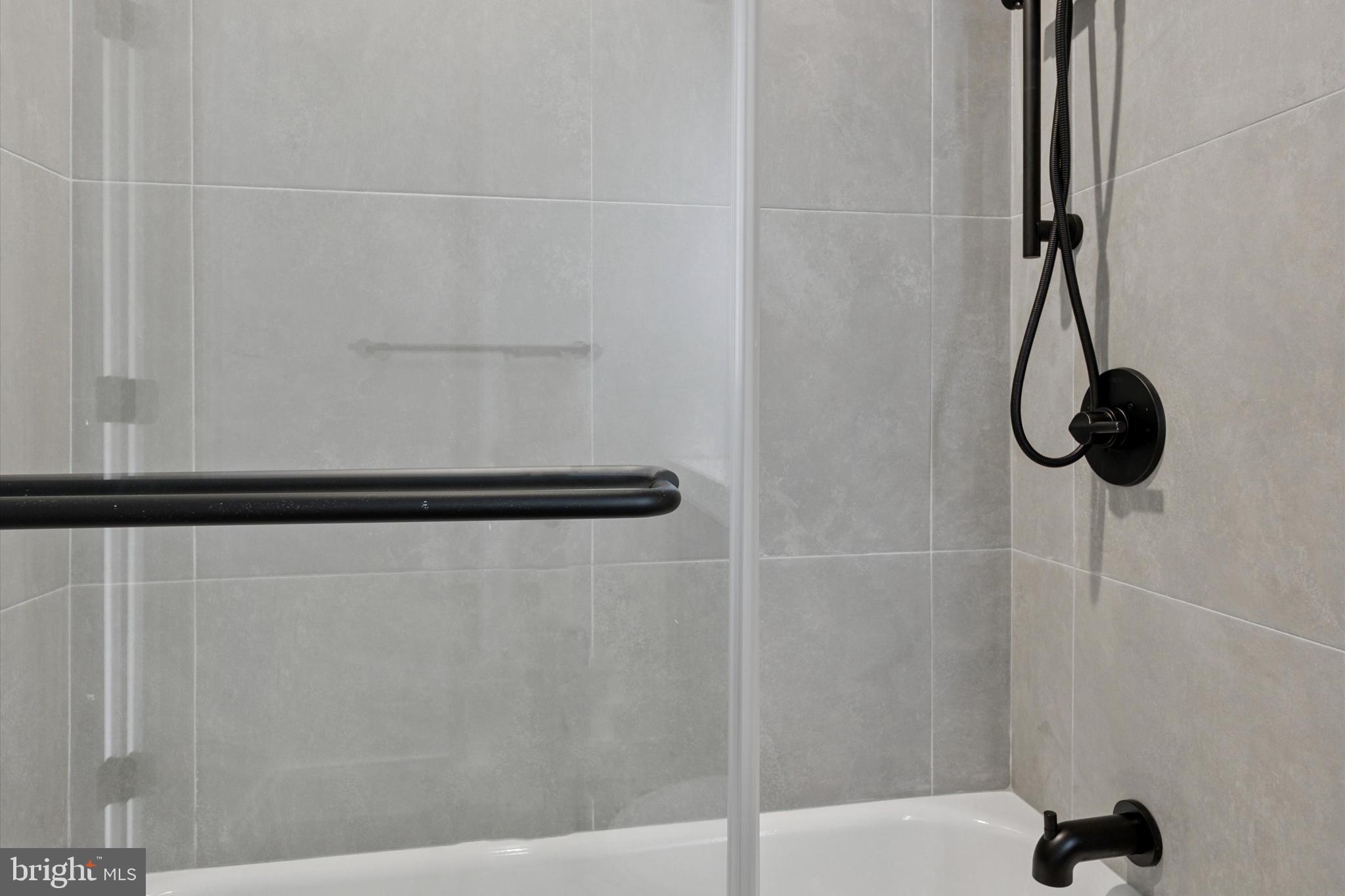 QUEEN VILLAGE - Residential Lease