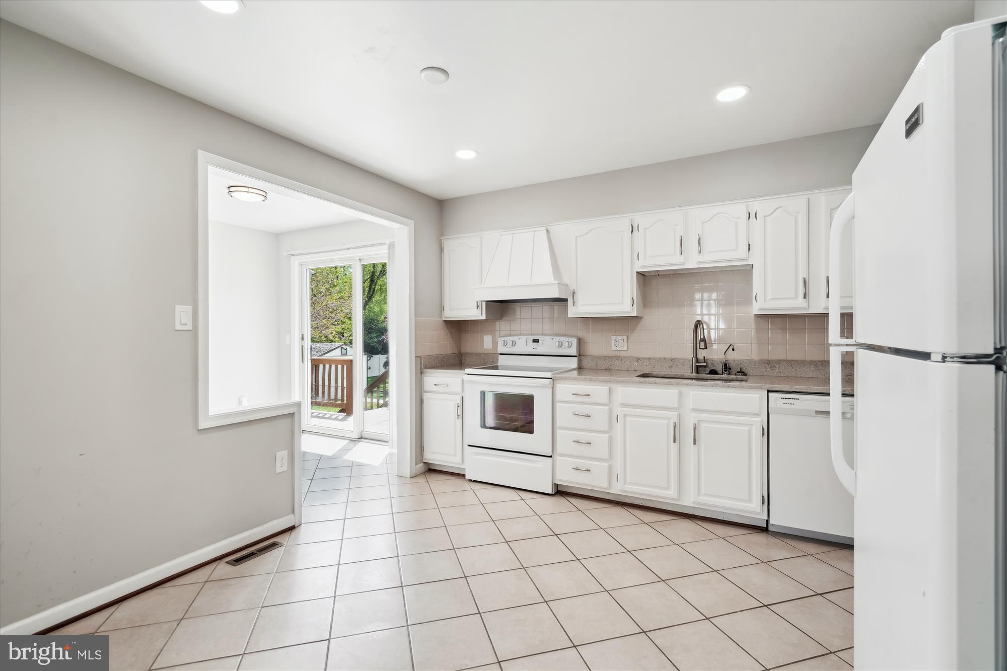 HILLSMERE SHORES - Residential Lease