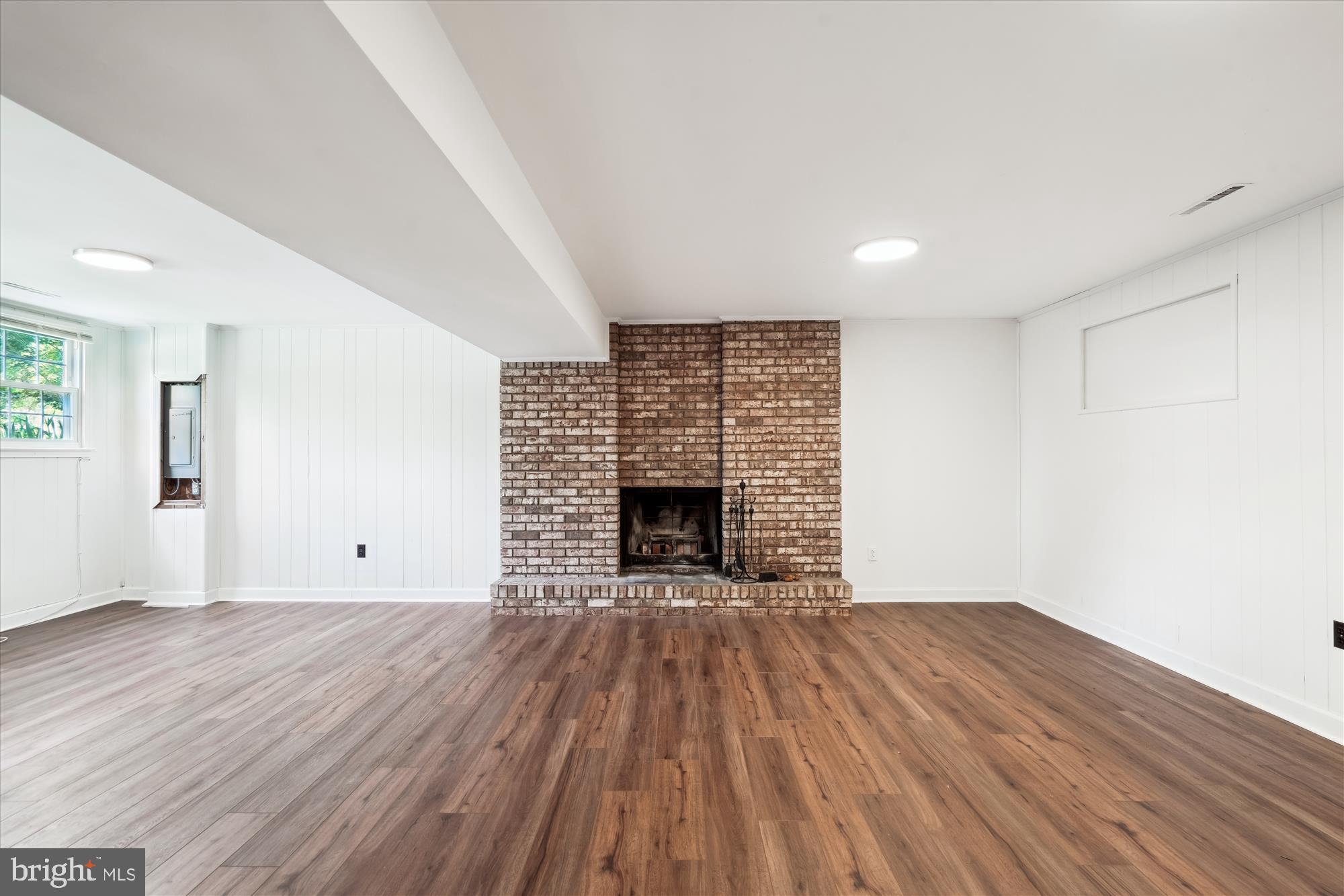 HILLSMERE SHORES - Residential Lease