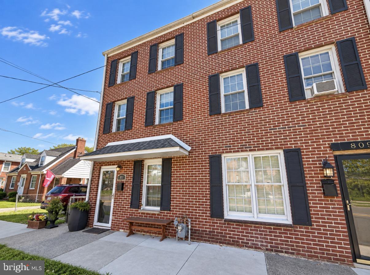 811 E HECTOR STREET