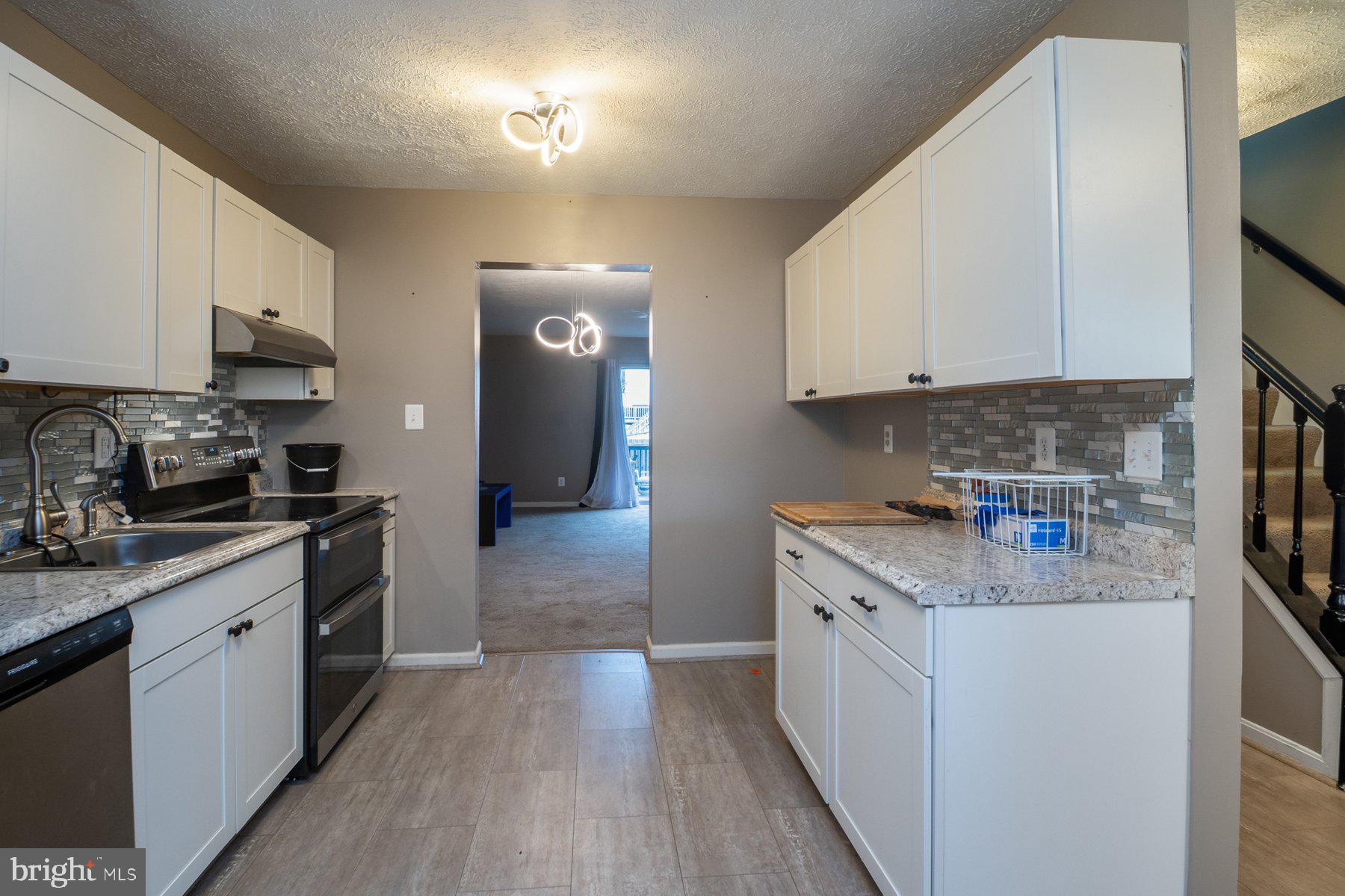 CARROLLWOOD MANOR - Residential