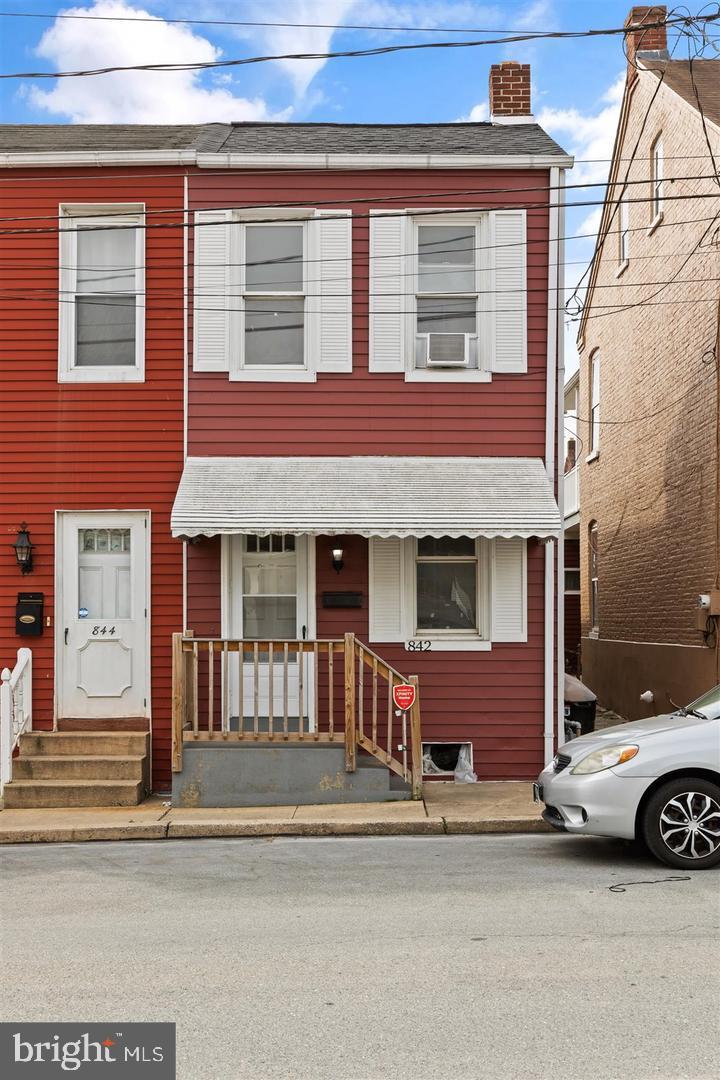 842 HOUSTON STREET