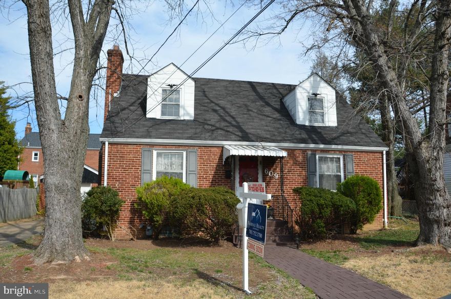 CLASSIC NORTH ARLINGTON COLONIAL !! ON A QUIET STREET.. IN THE HEART OF BON AIR , THIS HOME IS ALL ABOUT LOCATION, LOCATION !! IT IS ONLY 0.2 MILES TO THE SAFEWAY, 0.7MILES TO THE BALLSTON MALL, 1.0 MILES TO THE BALLSTON METRO, WALKABLE TO A PLETHORA OF ADDITIONAL SHOPPING AND RESTAURANTS, ACROSS THE STREET FROM THE BIKE/JOGGING BLUEMONT JUNCTION TRAIL, CLOSE TO DC, AIRPORT.