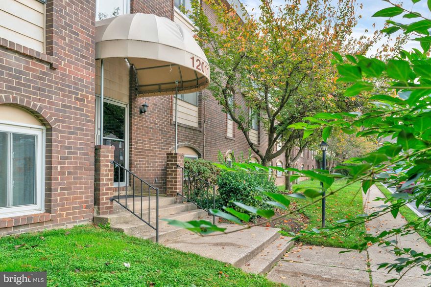 Amazing, specious, renovated 3 bedroom and 2 full bath condo with Washer & Dryer in unit!. Back patio to green open.