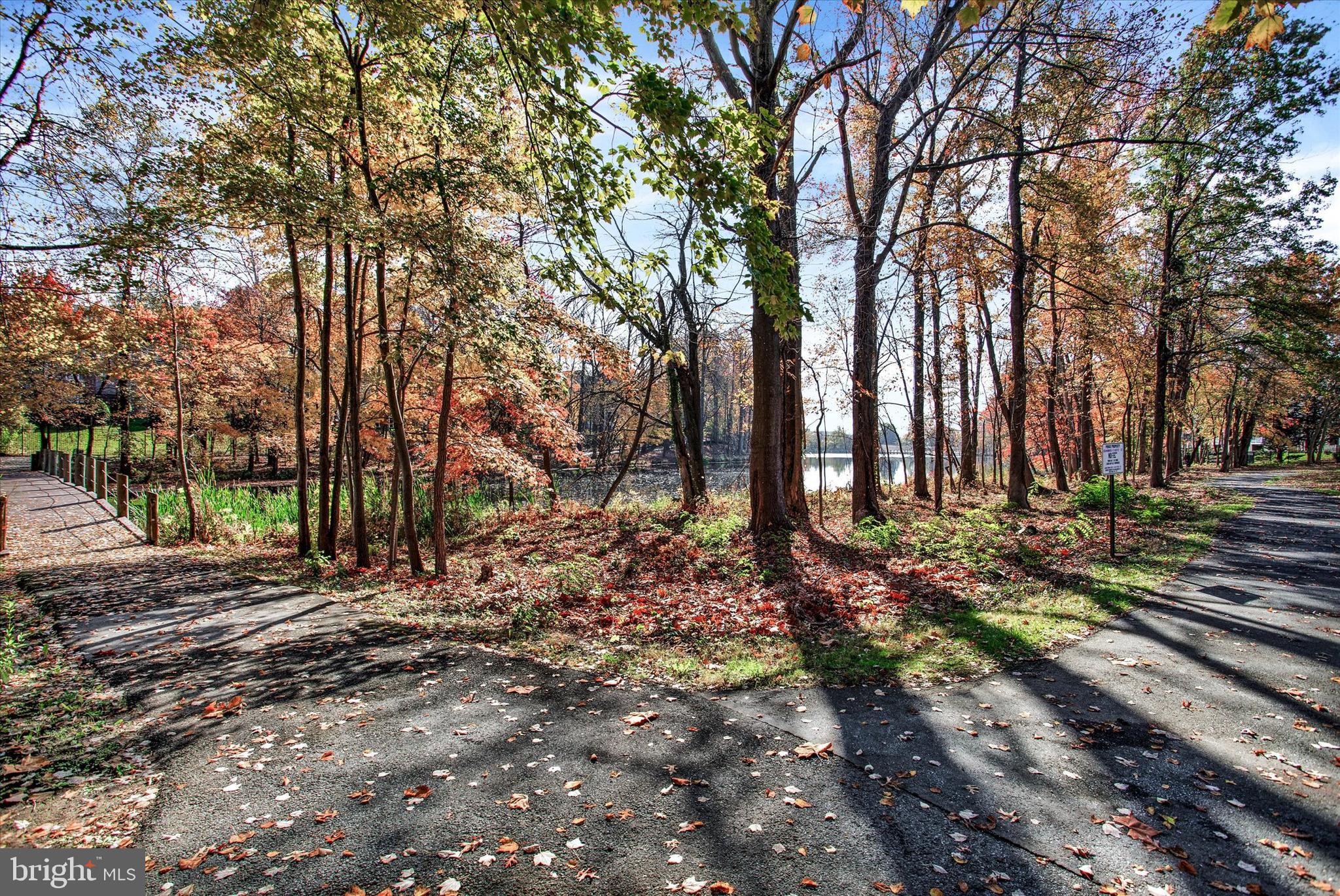 LAKE LARGO - Residential