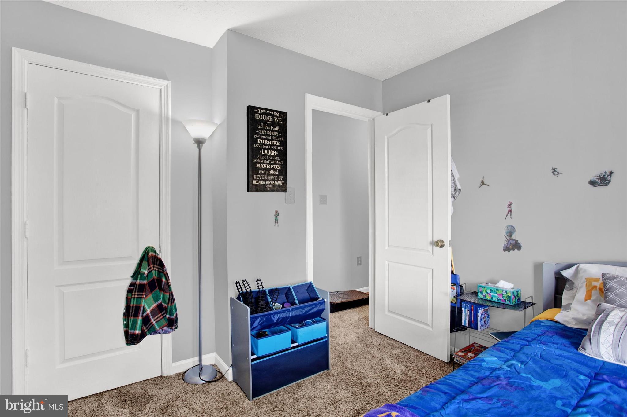 LAKE LARGO - Residential