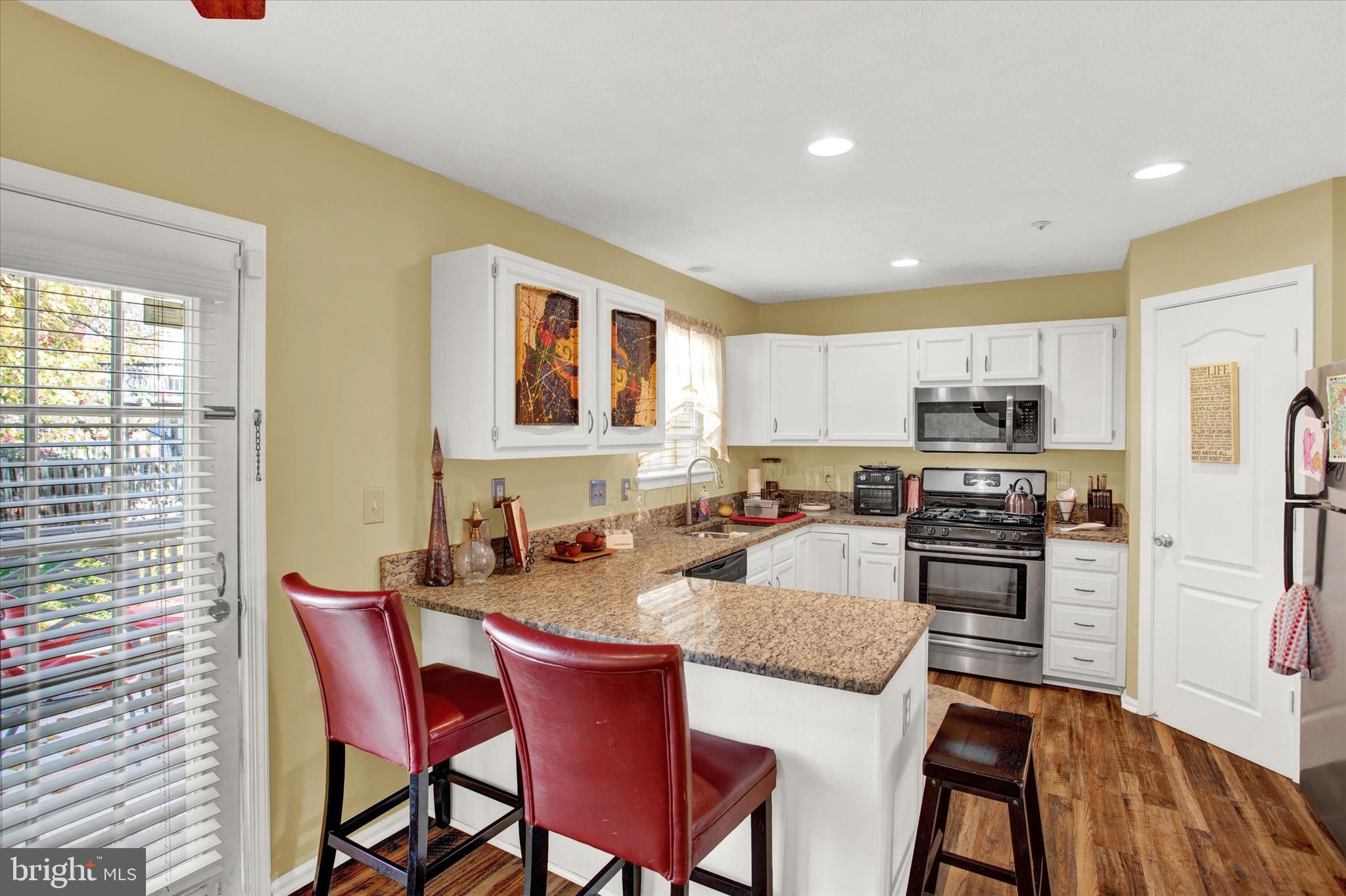 LAKE LARGO - Residential