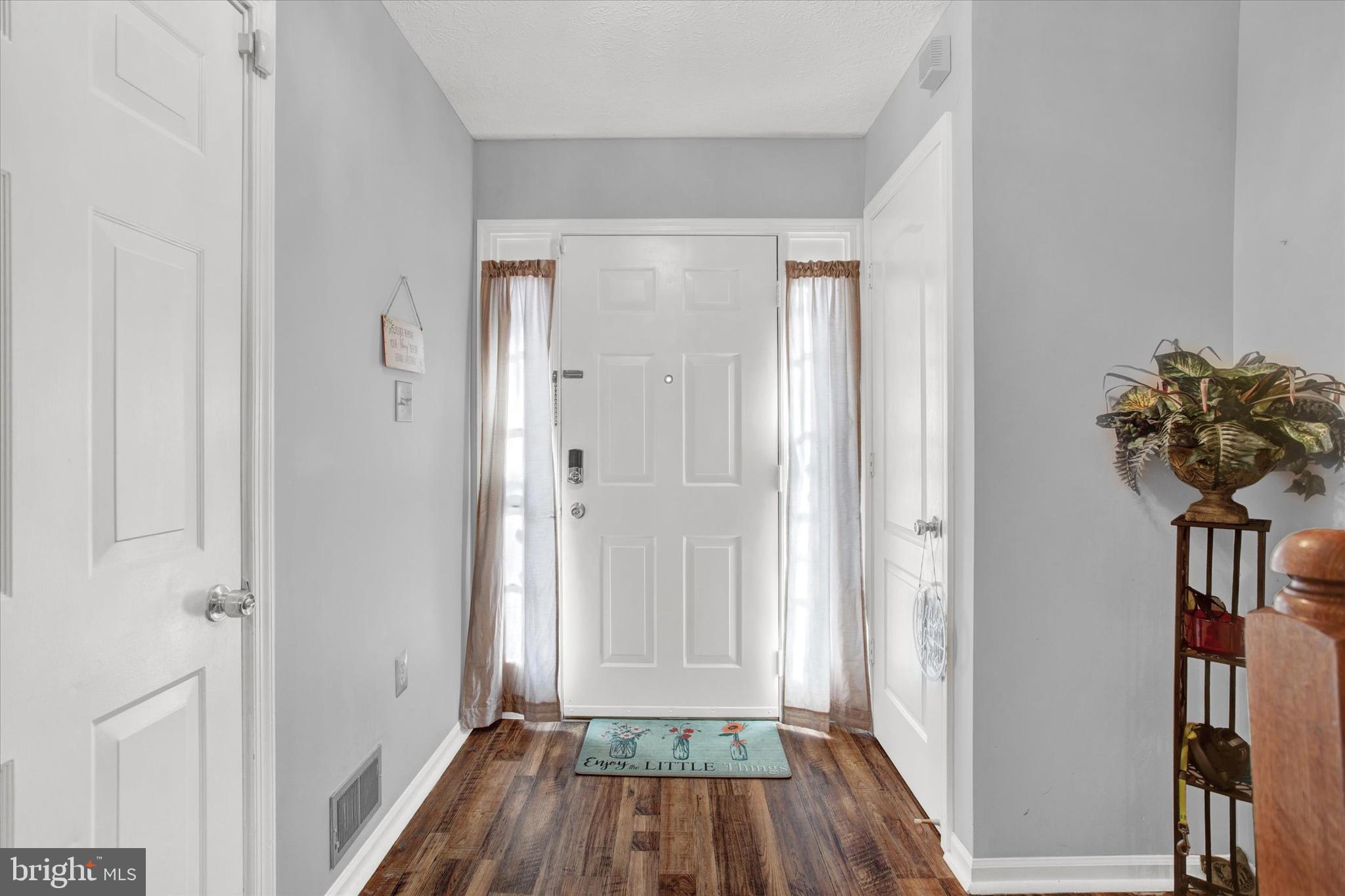 LAKE LARGO - Residential