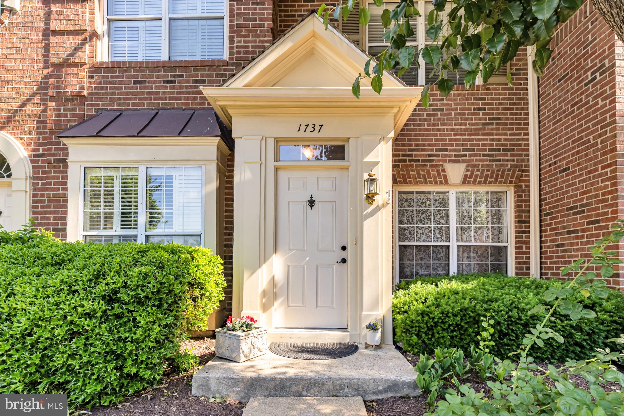 1737 KINGSGATE COURT