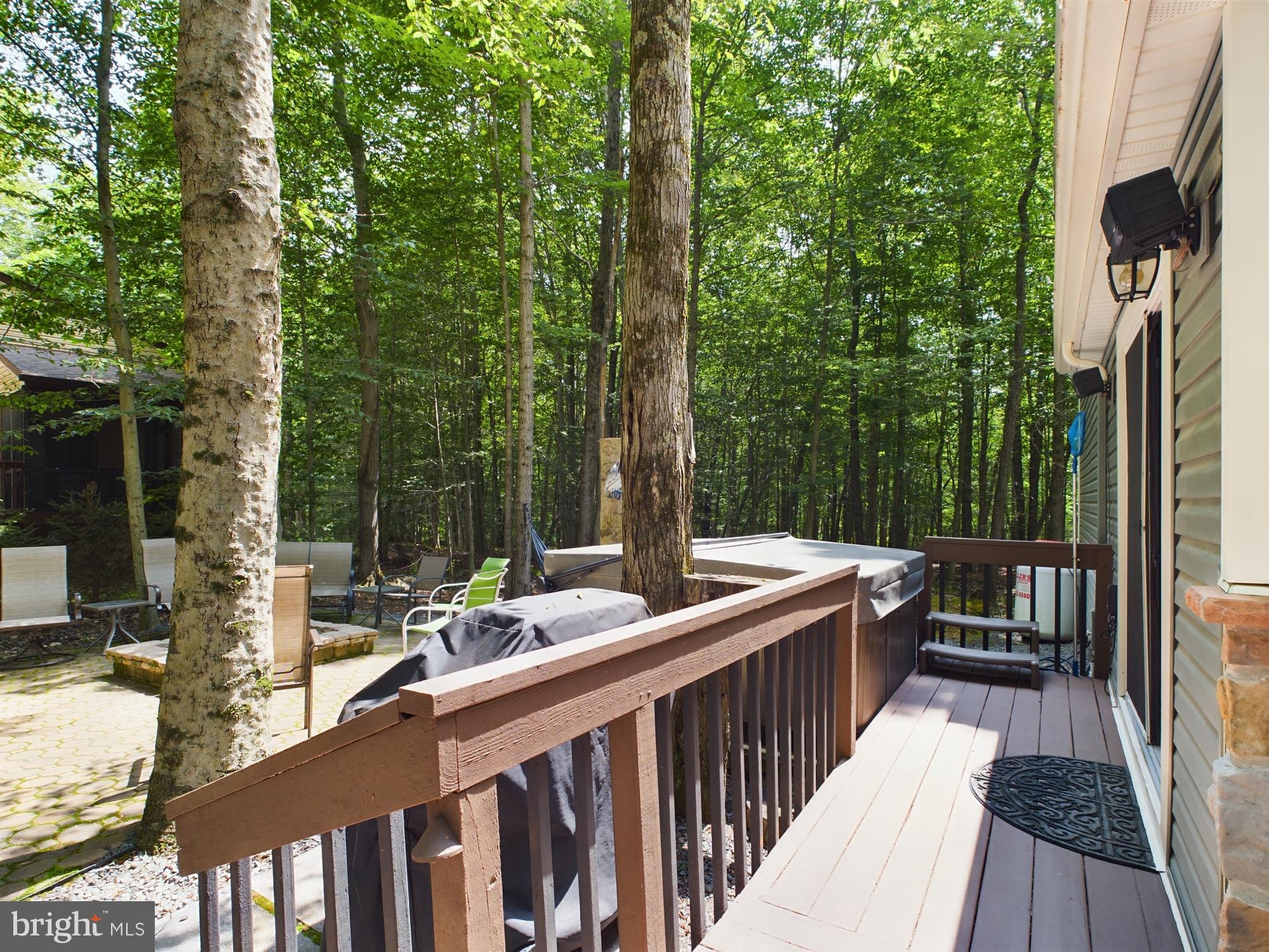 ARROWHEAD  LAKES - Residential