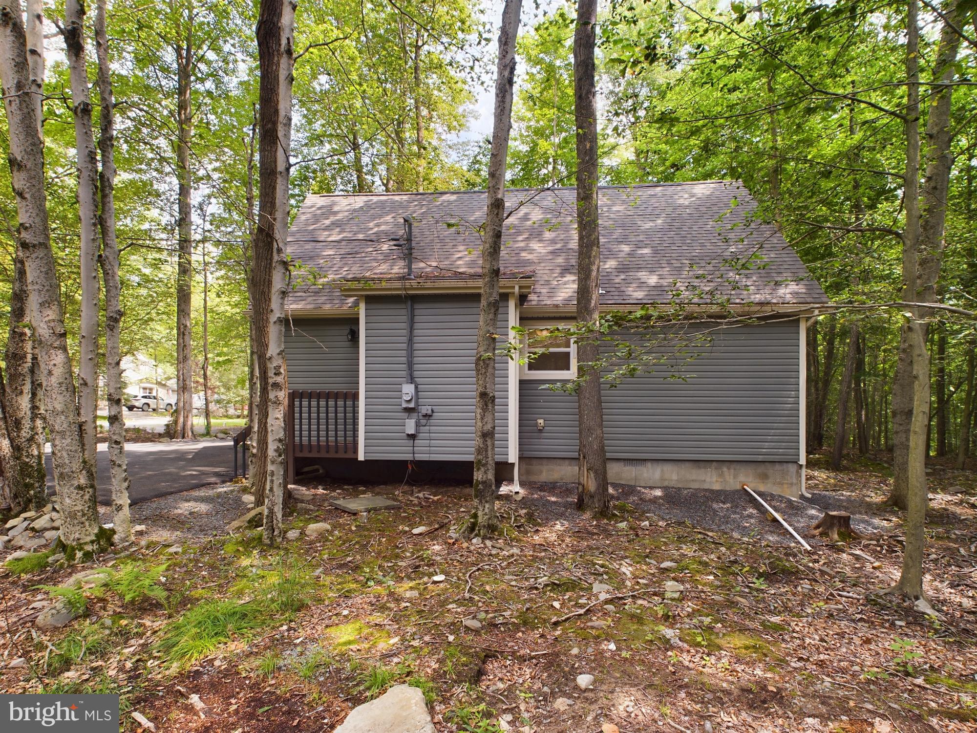 ARROWHEAD  LAKES - Residential