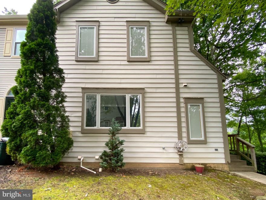 End unit townhouse with beautiful view of Lake Churchill which can be enjoyed on the wrap around deck. Walk out directly to the gorgeous walking path for a stroll or to kayak on the lake. Walk out basement with full bathroom and storage space. Two large main suites and hardwood floors throughout the entire house. Recent home upgrades:
-2018 new HVAC
-All newer stainless steel appliances in kitchen
-Fully remodeled bathroom in one suite