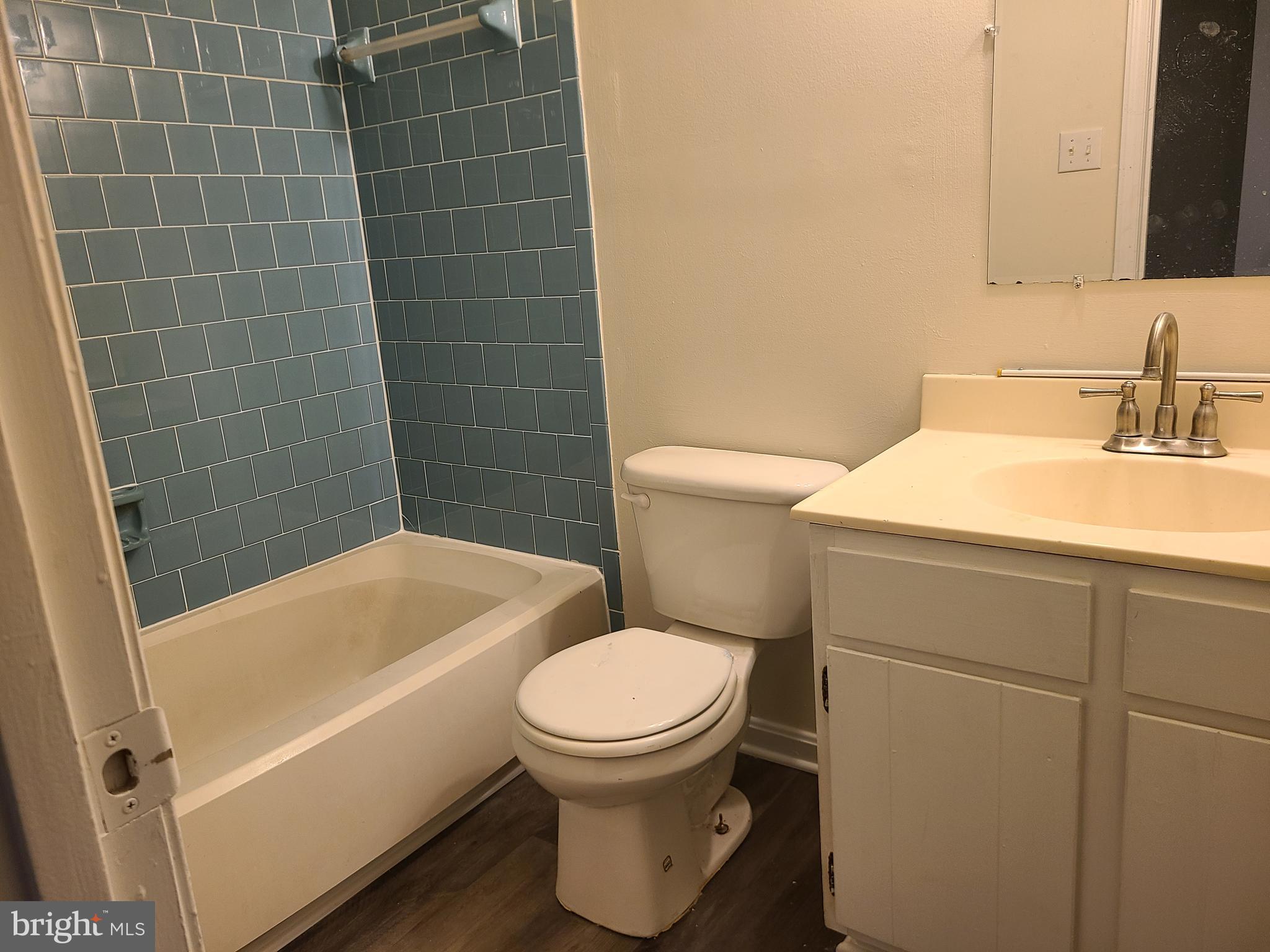 ASH HOLLOW ESTATES - Residential Lease