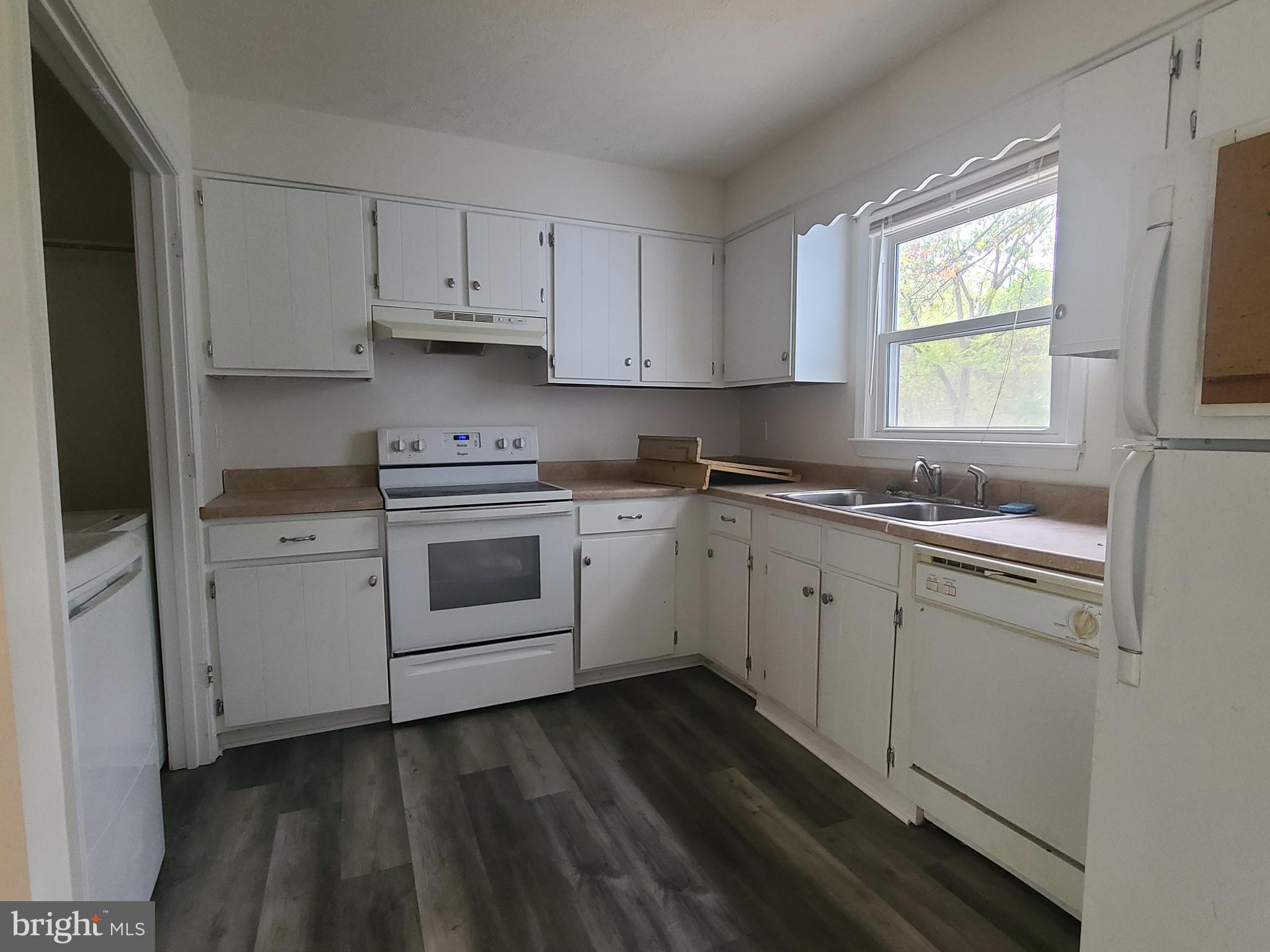 ASH HOLLOW ESTATES - Residential Lease