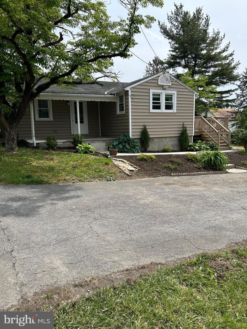 Photo of 32 N DONNERVILLE RD, MOUNTVILLE, PA 17554 (MLS # PALA2035064)