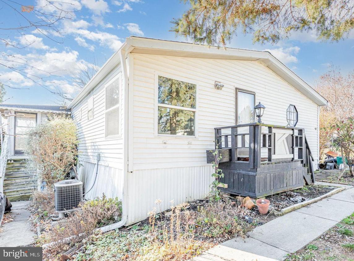 203 OAKFIELD COURT W