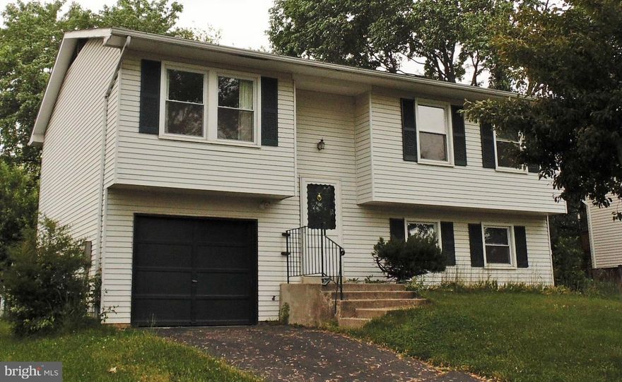 SPACIOUS 4BR 2BA HOME IN FOUR SEASONS**PREFER NO SMOKING & NO PETS, WILL CONSIDER CASE BY CASE THOUGH**