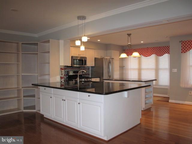 COUNTRY SQUIRE - Residential Lease