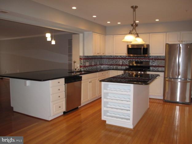 COUNTRY SQUIRE - Residential Lease