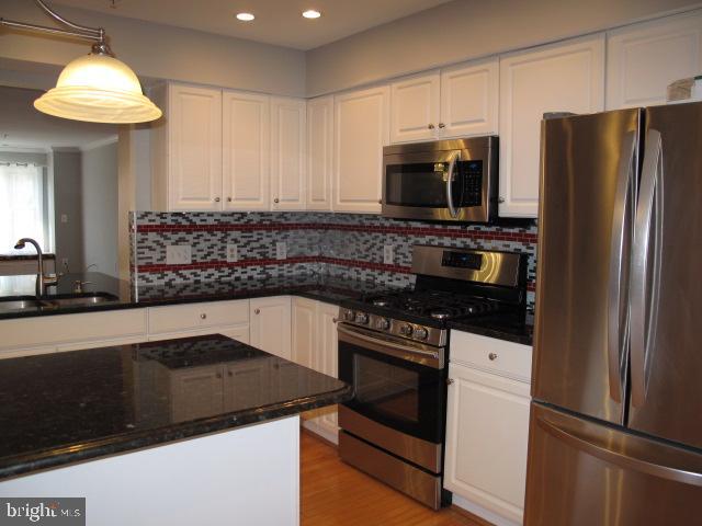 COUNTRY SQUIRE - Residential Lease