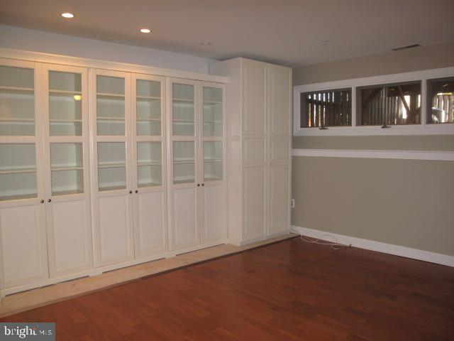 COUNTRY SQUIRE - Residential Lease