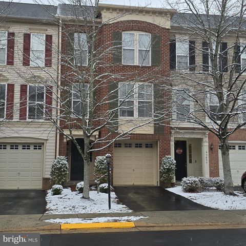 Photo of 43099 Hunters Green Square, BROADLANDS, VA 20148 (MLS # VALO2117214)