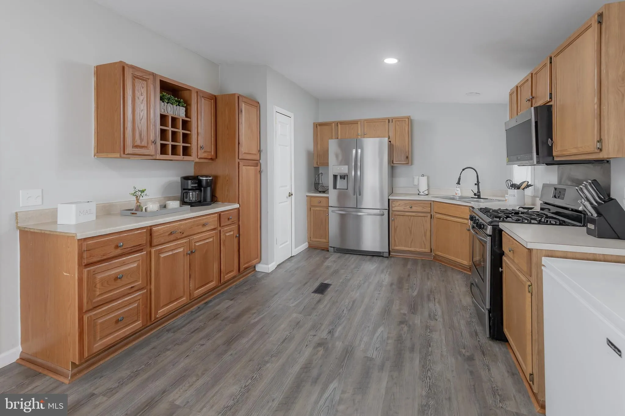 Glassboro, New Jersey 08028, United States, 4 Bedrooms Bedrooms, ,2 BathroomsBathrooms,Residential,Pending,6984