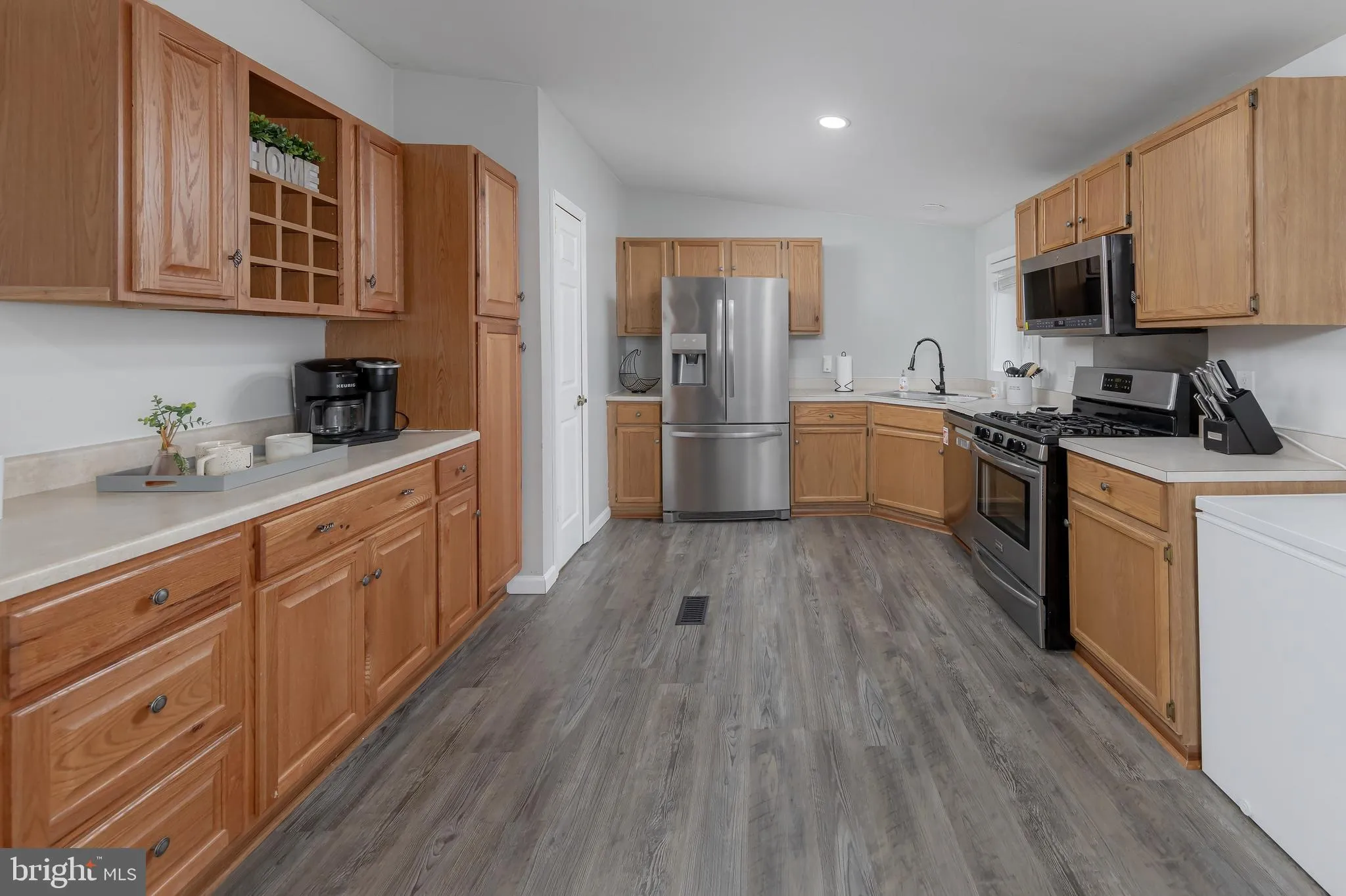 Glassboro, New Jersey 08028, United States, 4 Bedrooms Bedrooms, ,2 BathroomsBathrooms,Residential,Pending,6984