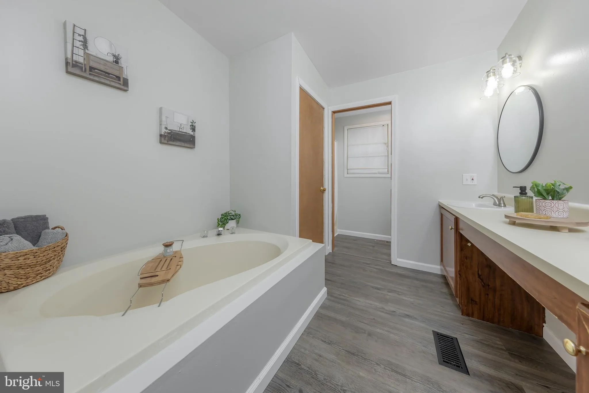 Glassboro, New Jersey 08028, United States, 4 Bedrooms Bedrooms, ,2 BathroomsBathrooms,Residential,Pending,6984