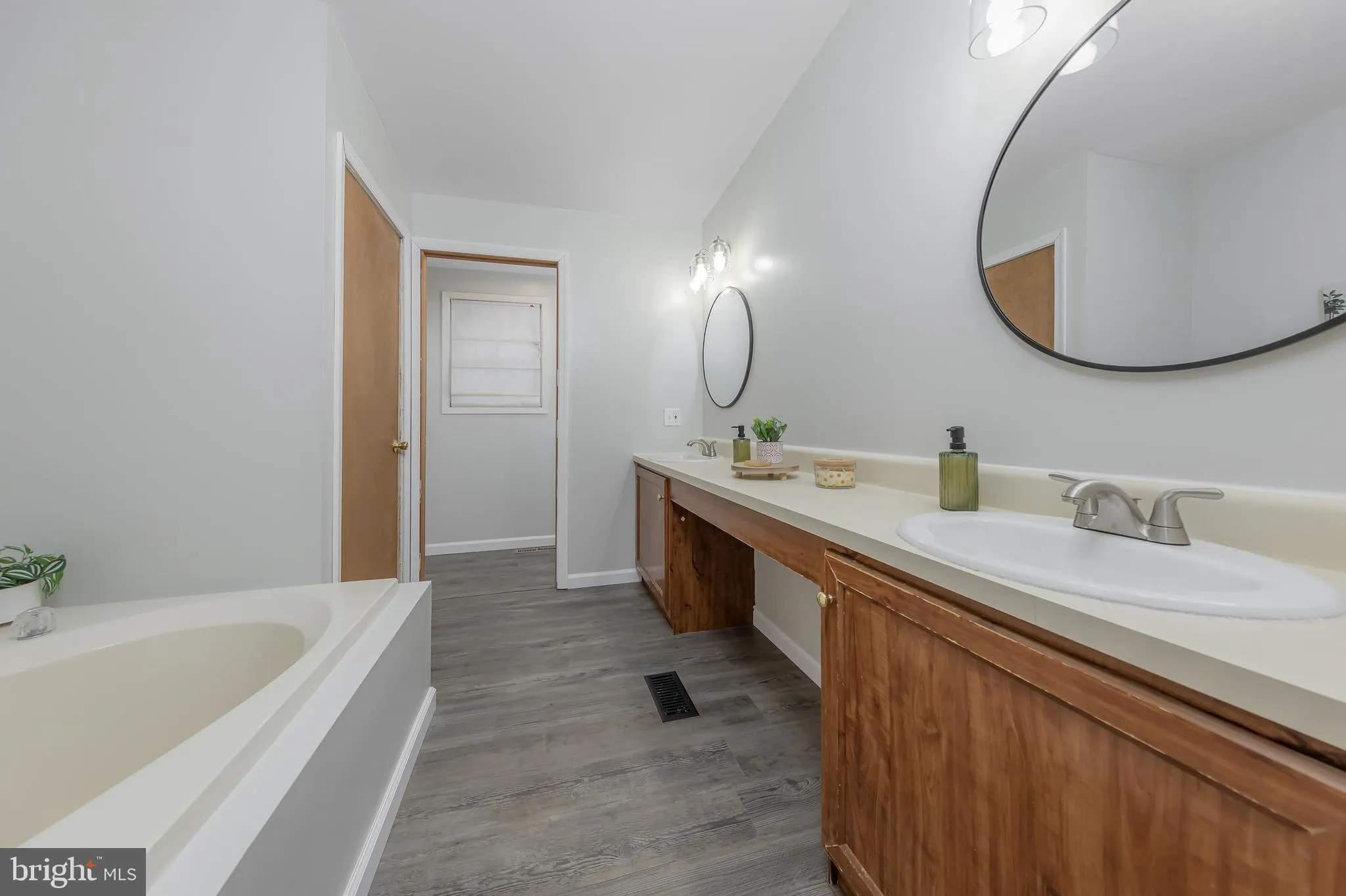 Glassboro, New Jersey 08028, United States, 4 Bedrooms Bedrooms, ,2 BathroomsBathrooms,Residential,Pending,6984