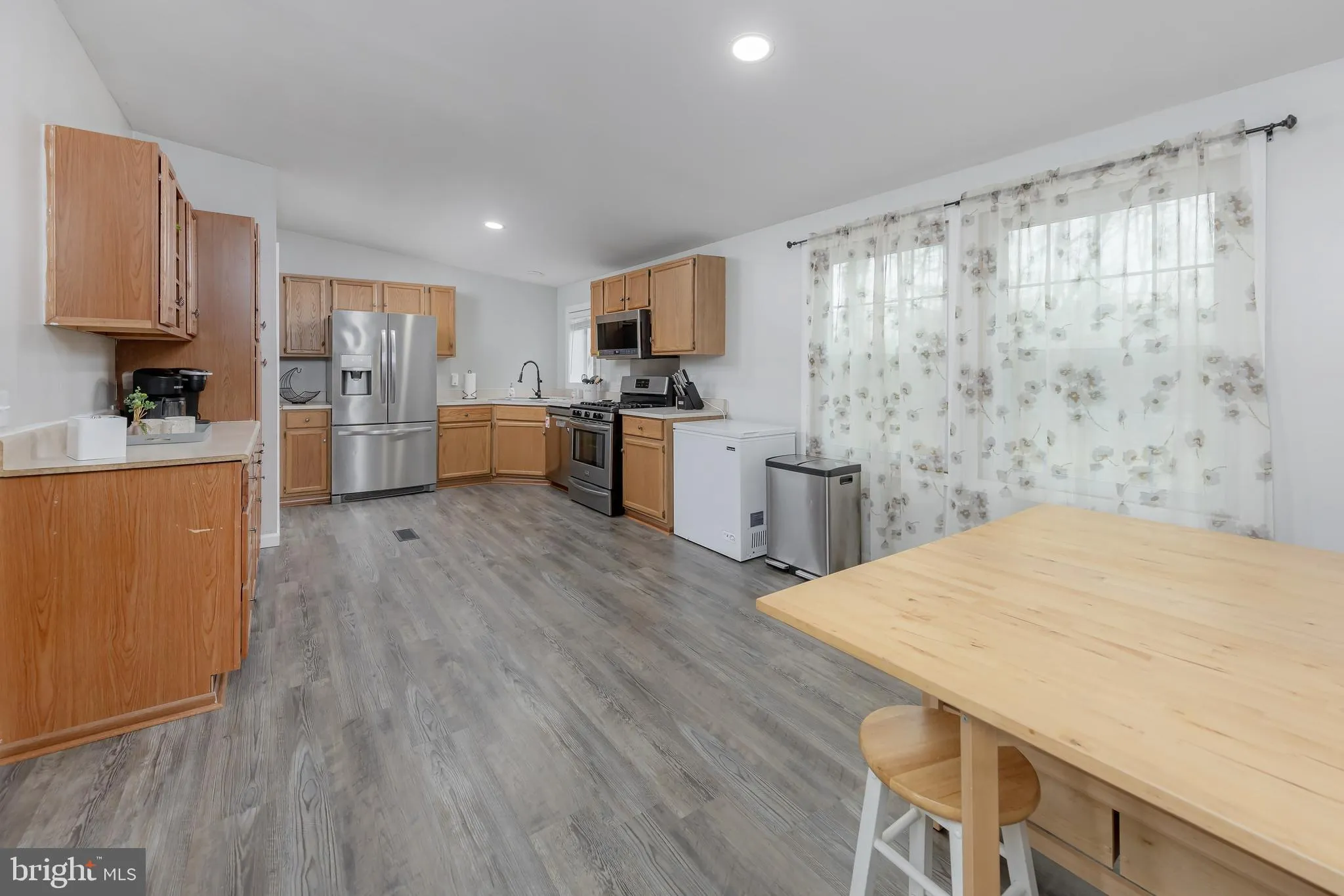 Glassboro, New Jersey 08028, United States, 4 Bedrooms Bedrooms, ,2 BathroomsBathrooms,Residential,Pending,6984