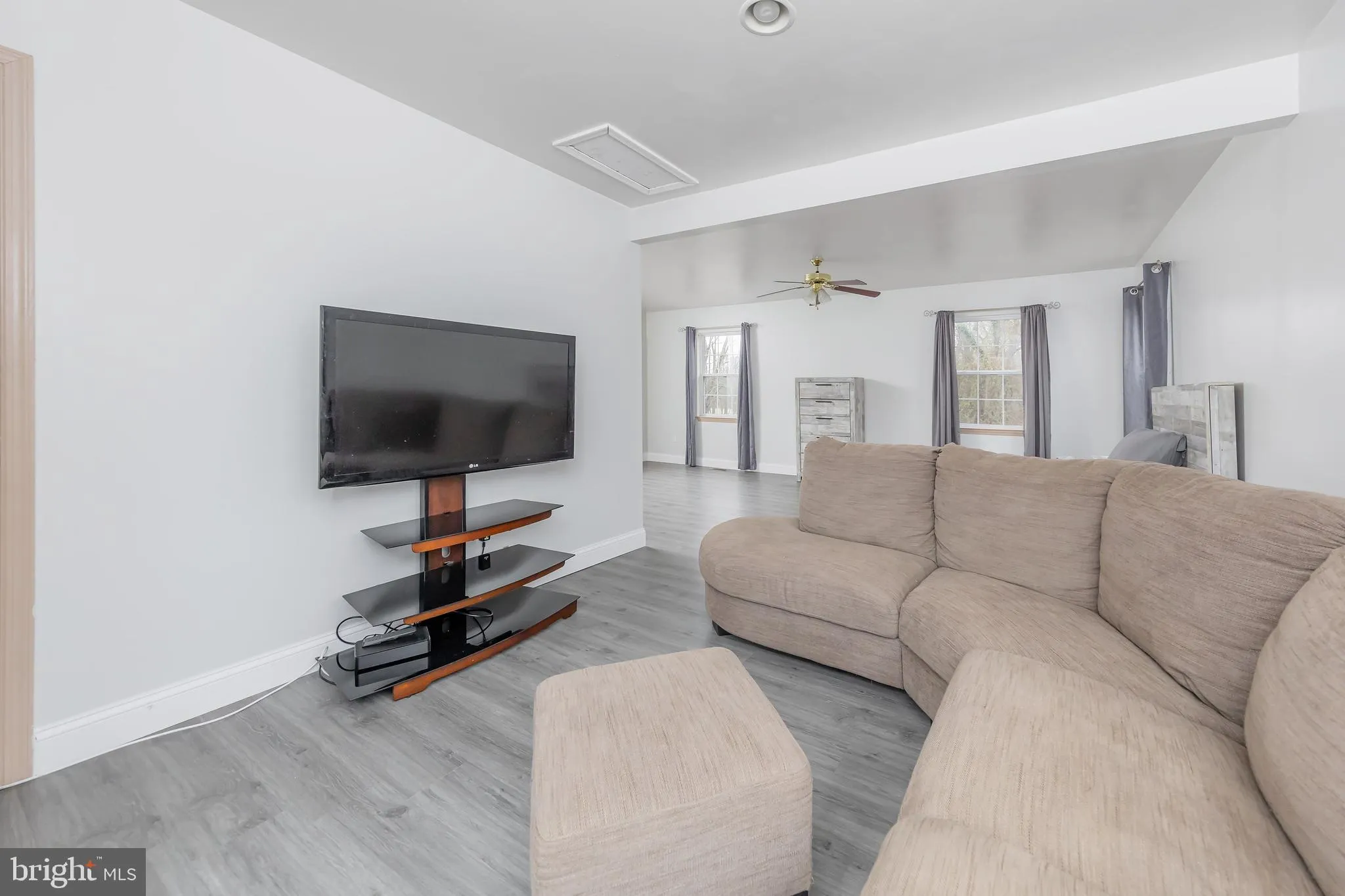 Glassboro, New Jersey 08028, United States, 4 Bedrooms Bedrooms, ,2 BathroomsBathrooms,Residential,Pending,6984