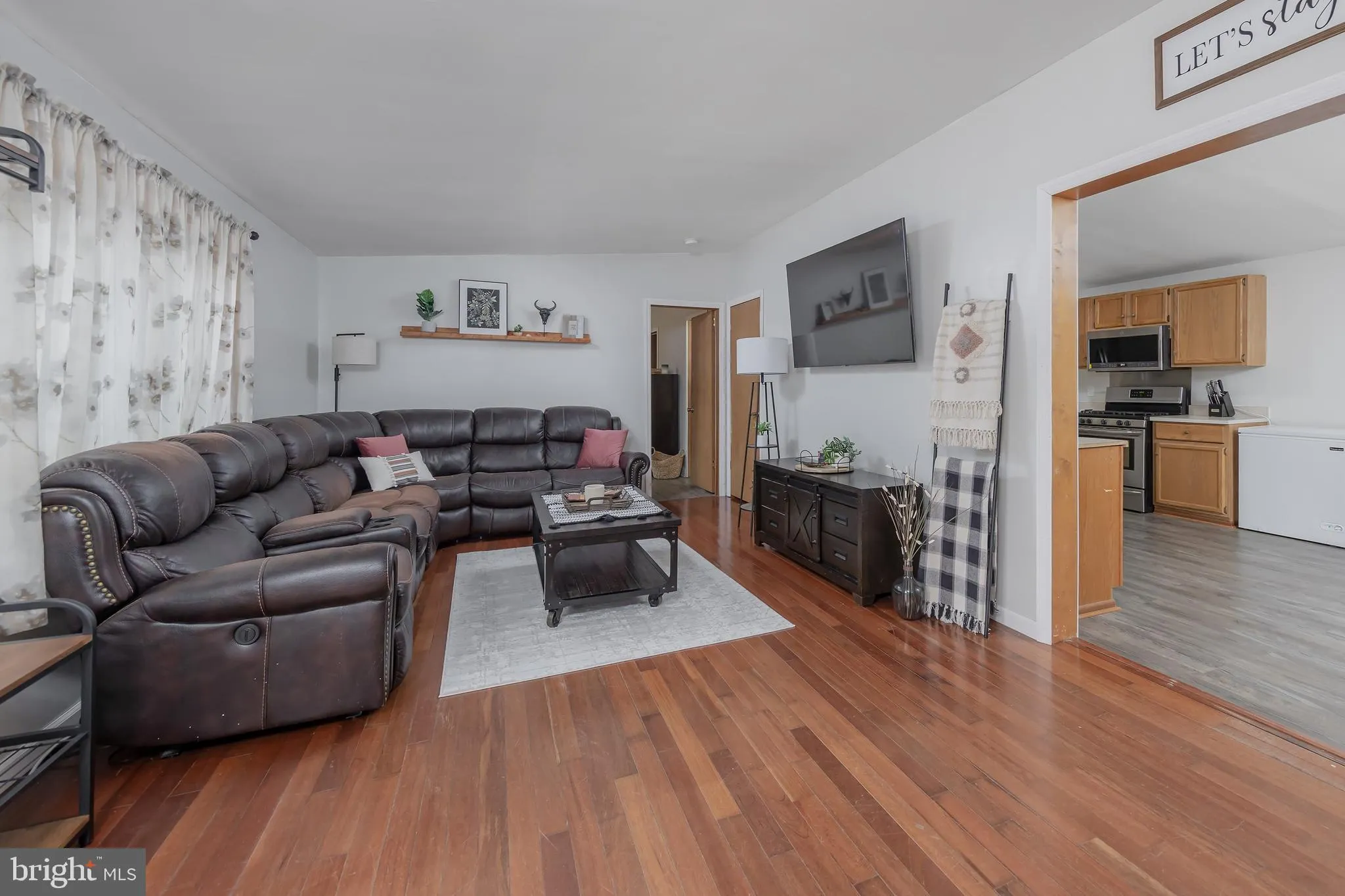 Glassboro, New Jersey 08028, United States, 4 Bedrooms Bedrooms, ,2 BathroomsBathrooms,Residential,Pending,6984