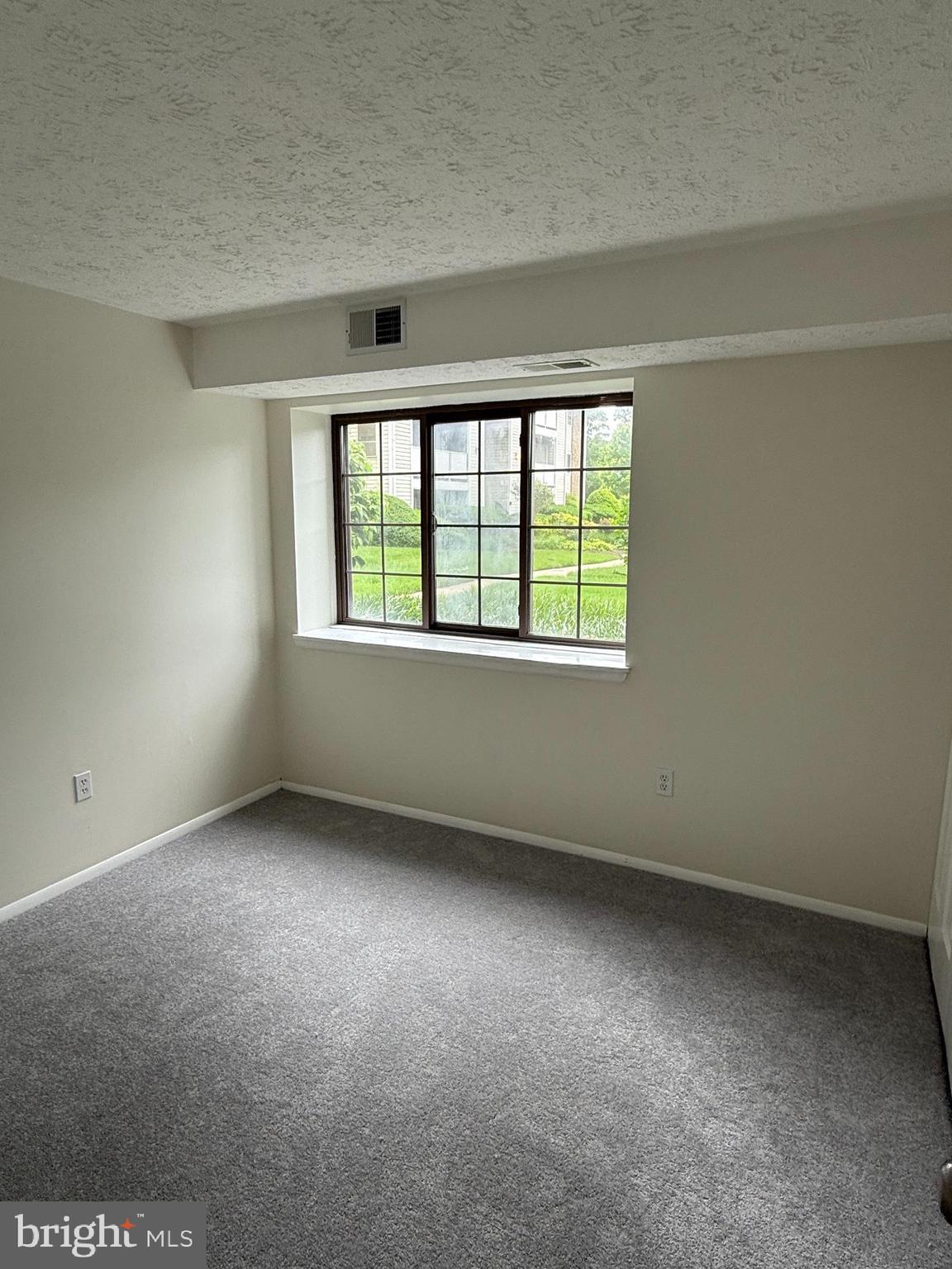 KNOLLS AT NORTH LAKE CONDOMINIUM - Residential Lease