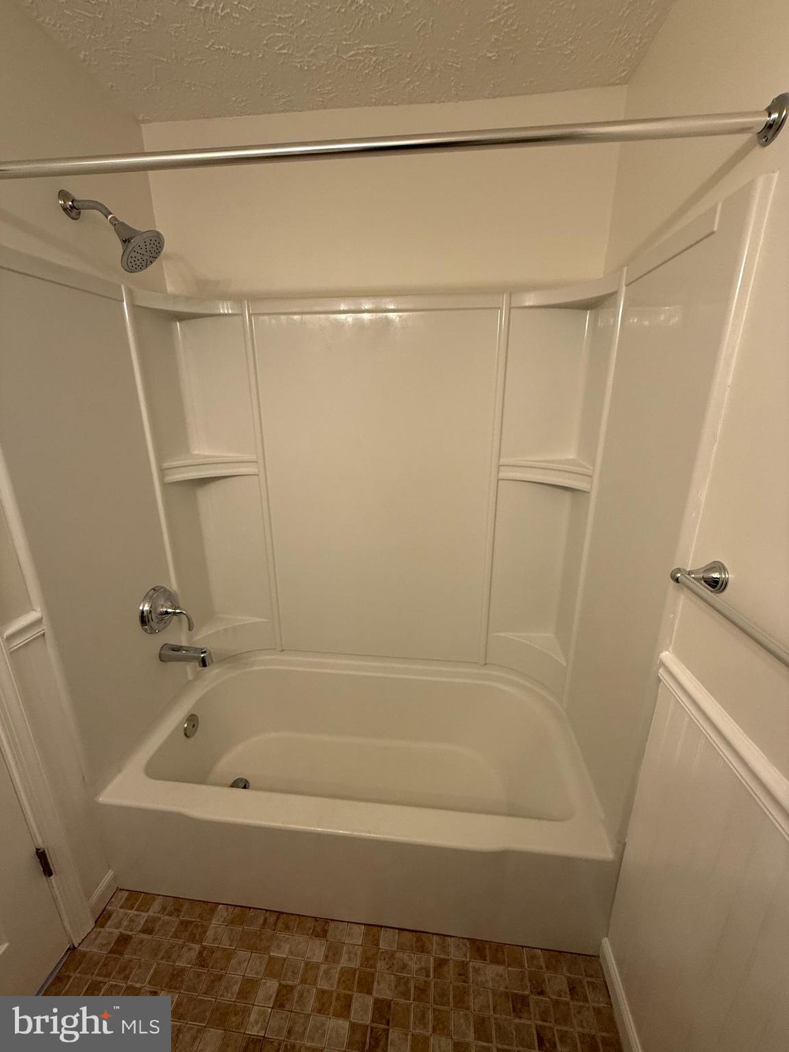 KNOLLS AT NORTH LAKE CONDOMINIUM - Residential Lease