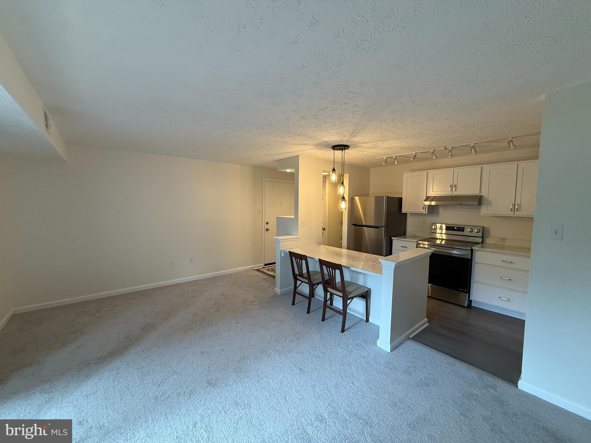 KNOLLS AT NORTH LAKE CONDOMINIUM - Residential Lease