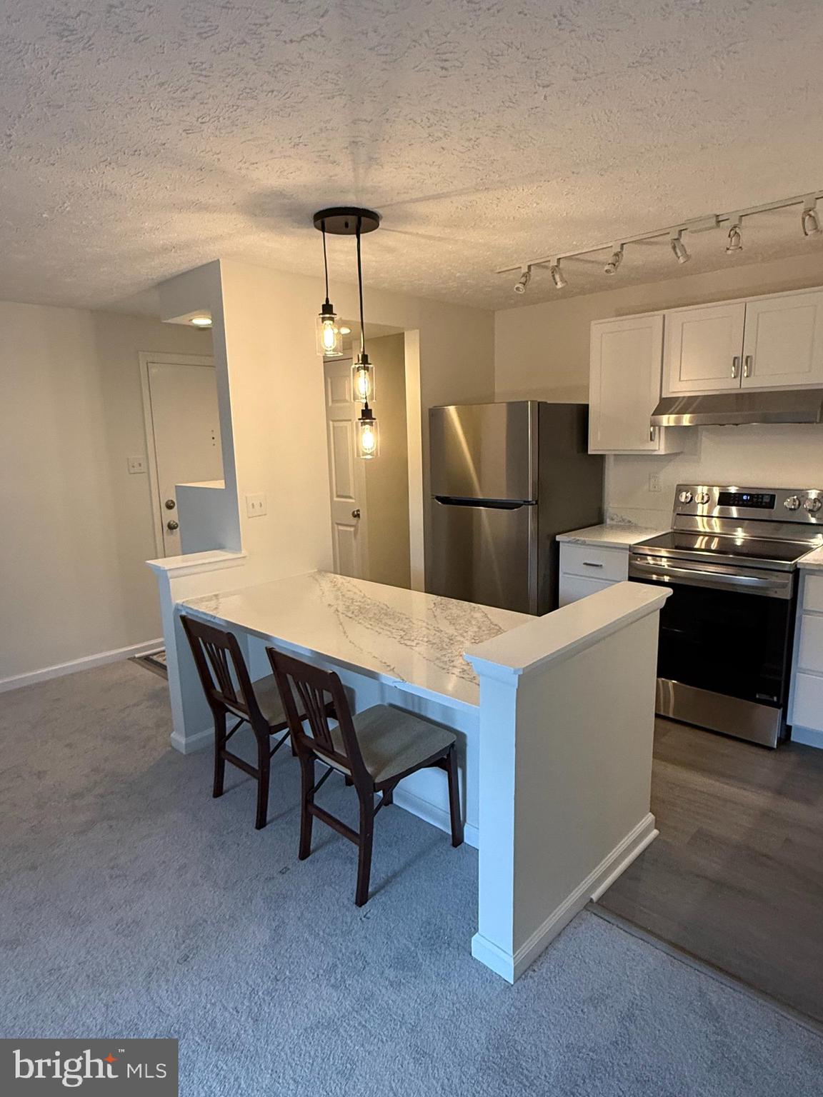 KNOLLS AT NORTH LAKE CONDOMINIUM - Residential Lease