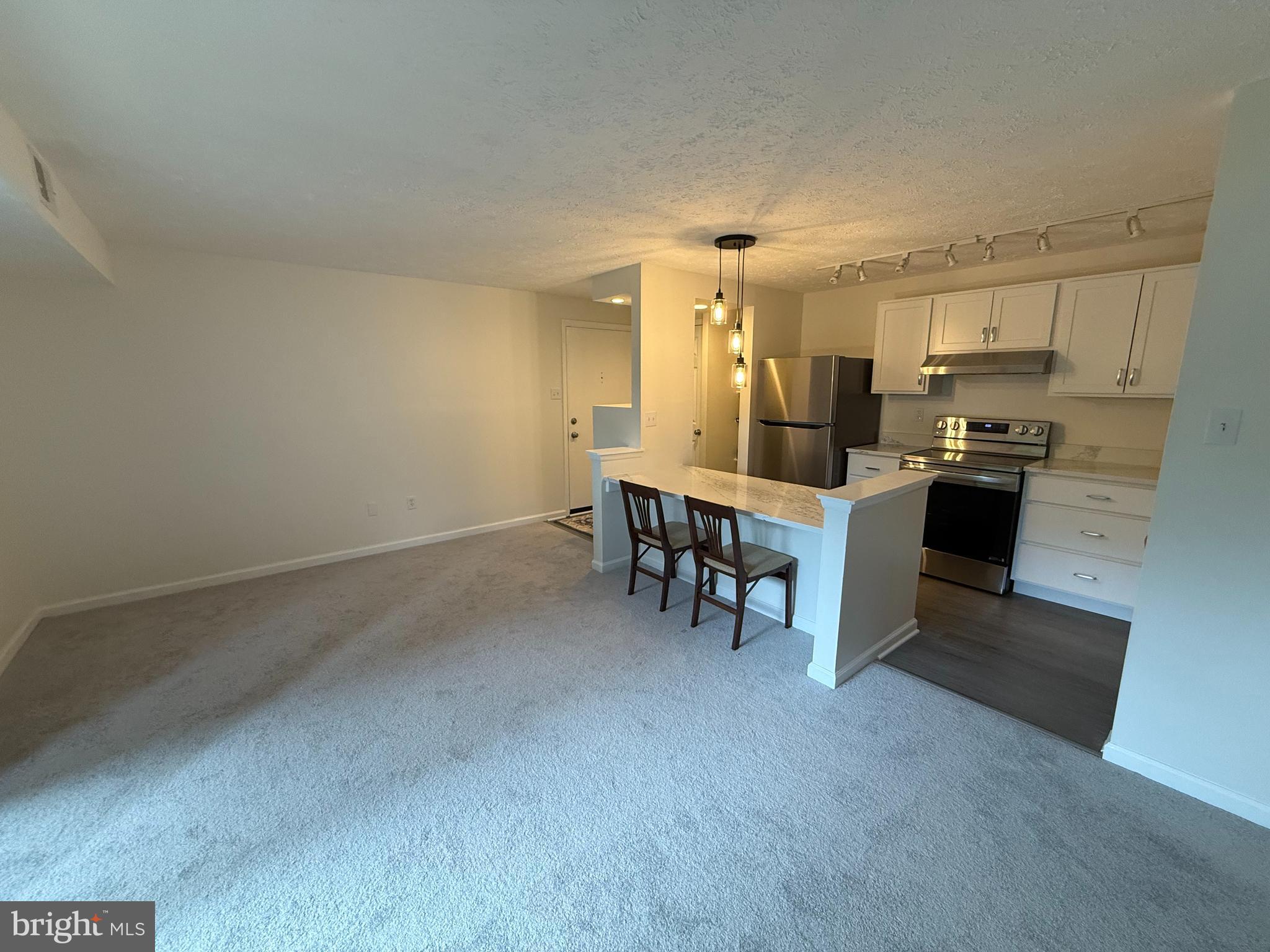 KNOLLS AT NORTH LAKE CONDOMINIUM - Residential Lease