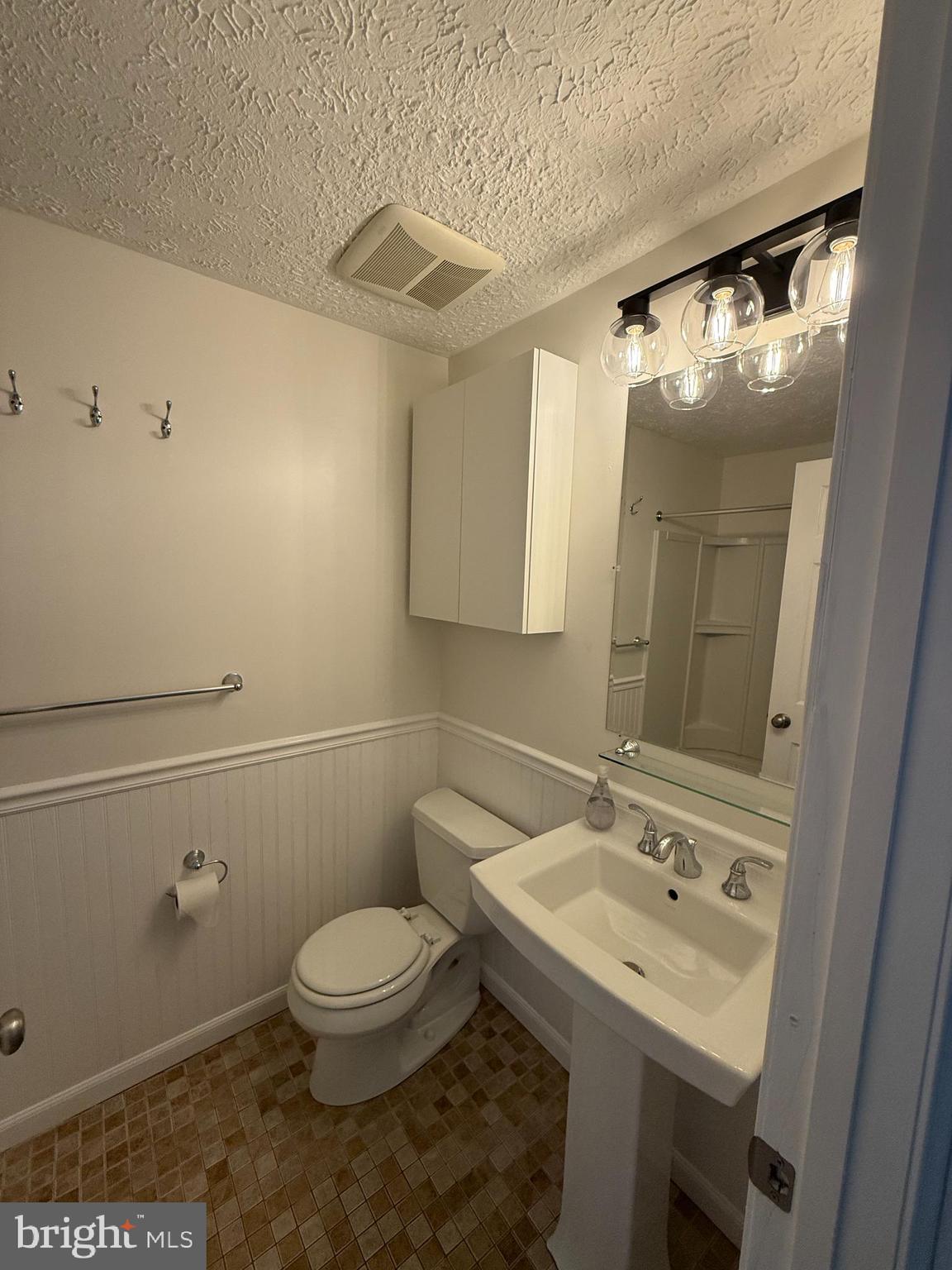 KNOLLS AT NORTH LAKE CONDOMINIUM - Residential Lease